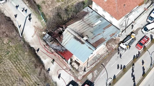 Bolu&rsquo;da mobilya at&ouml;lyesiyle bitişikteki ev alevlere teslim oldu
