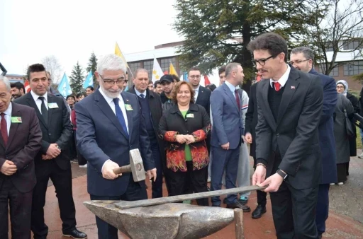 Bolu&rsquo;da nevruz coşkusu: Ateş yakıldı, demir d&ouml;v&uuml;ld&uuml;
