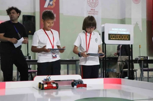 Bolu&rsquo;da &ouml;ğrenciler tasarladıkları mini robotlarla yarıştı
