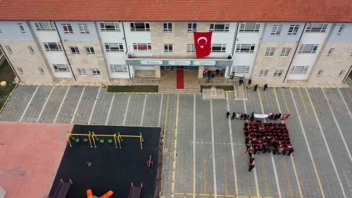 Bolu&rsquo;da &ouml;zel &ouml;ğrencilerden anlamlı bayrak koreografisi
