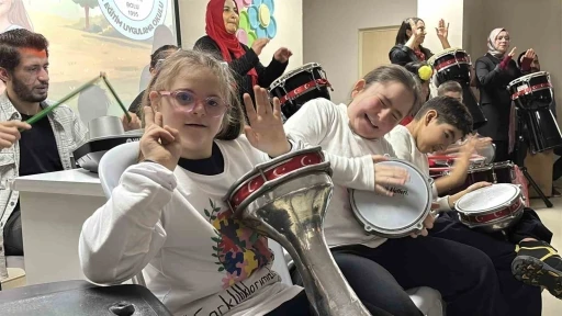 Bolu&rsquo;da &ouml;zel &ouml;ğrencilerden renkli kutlama: Darbuka şovu alkış aldı

