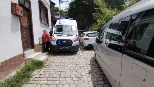 Bolu&rsquo;da park edilen ara&ccedil;lardan ambulans sokağa giremedi: Sağlık ekipleri hastaya y&uuml;r&uuml;mek zorunda kaldı
