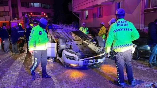 Bolu&rsquo;da park halindeki ara&ccedil;lara &ccedil;arpıp takla attı: S&uuml;r&uuml;c&uuml; alkolmetreye &uuml;fleyemedi
