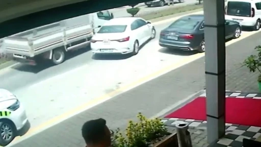 Bolu&rsquo;da park yerinden &ccedil;ıkan otomobile kamyon &ccedil;arptı

