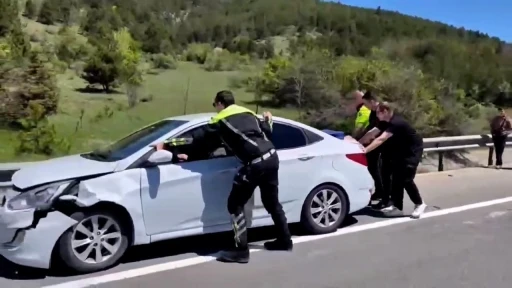 Bolu&rsquo;da polis ekipleri kaza yapan aracı iterek trafiği rahatlattı
