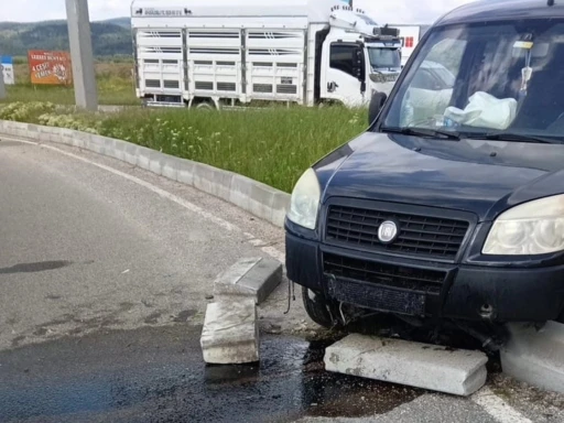 Bolu&rsquo;da ref&uuml;je &ccedil;ıkan hafif ticari aracın s&uuml;r&uuml;c&uuml;s&uuml; yaralandı
