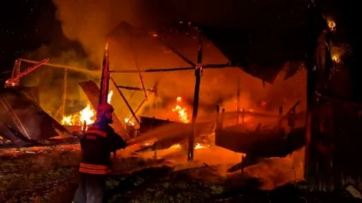 Bolu&rsquo;da samanlığa yıldırım d&uuml;şt&uuml;: Samanlık ve trakt&ouml;r alev alev yandı
