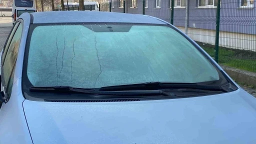Bolu’da soğuktan araçların camları buz tuttu
