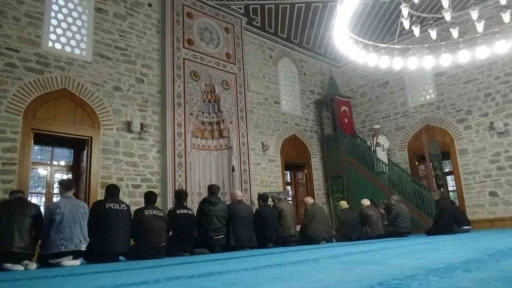 Bolu’da tarihi camide bayramlaşma geleneği
