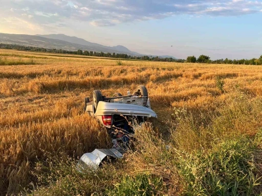 Bolu&rsquo;da tarlaya u&ccedil;an otomobil hurdaya d&ouml;nd&uuml;: S&uuml;r&uuml;c&uuml; kayıplara karıştı
