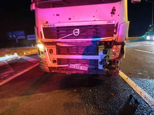 Bolu&rsquo;da tırın &ccedil;arptığı otomobil kağıt gibi ezildi: 3 yaralı
