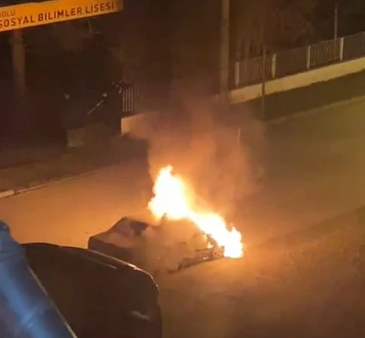 Bolu&rsquo;da Tofaş otomobil alev alev yandı
