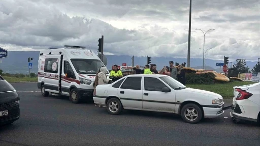 Bolu&rsquo;da trafik ışıklarında bekleyen otomobile &ccedil;arpan ara&ccedil;taki 1 kişi yaralandı
