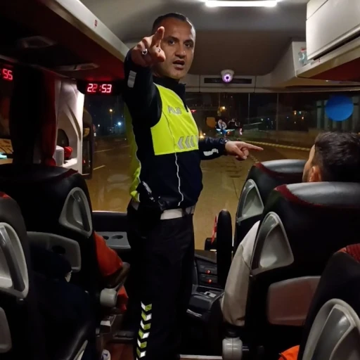 Bolu&rsquo;da trafik komiserinden yolculara hayati uyarı
