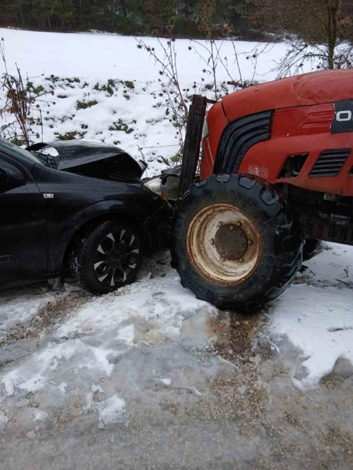 Bolu&rsquo;da trakt&ouml;r ile otomobil kafa kafaya &ccedil;arpıştı: 1 yaralı
