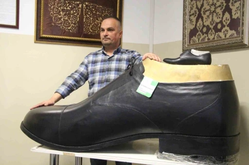 Bolu&rsquo;da T&uuml;rkiye&rsquo;nin en b&uuml;y&uuml;k giyilebilir ayakkabısı &uuml;retildi: Tam 222 numara
