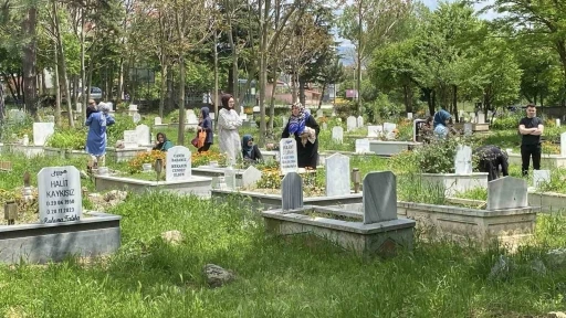 Bolu&rsquo;da vatandaşlar arefe g&uuml;n&uuml; kabir başında dua etti
