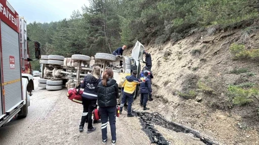 Bolu&rsquo;da virajı alamayan hafriyat kamyonu devrildi: 1 &ouml;l&uuml;
