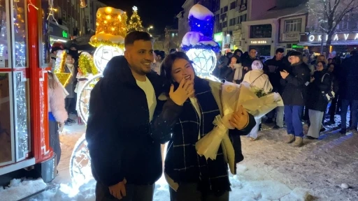 Bolu&rsquo;da yeni yıl coşkusu: Kimisi oyun havasıyla, kimisi evlilik teklifiyle 2026&rsquo;ya girdi
