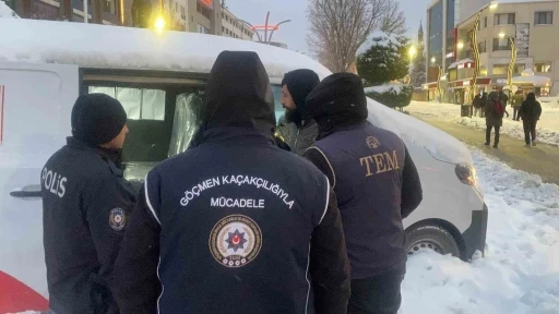 Bolu&rsquo;da yılbaşı gecesi &ouml;ncesi sıkı denetim: Tek tek kimlik kontrol&uuml; yapıldı
