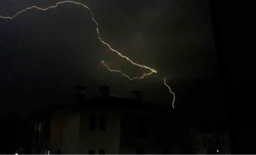 Bolu’da yıldırım düşme anları korku filmlerini aratmadı
