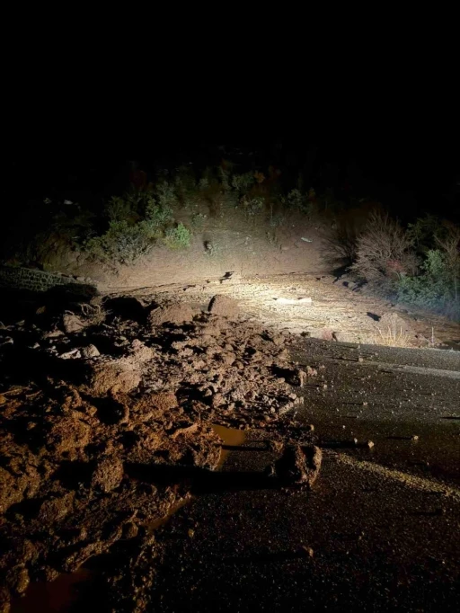 Bolu&rsquo;da yol heyelan nedeniyle ulaşıma kapandı
