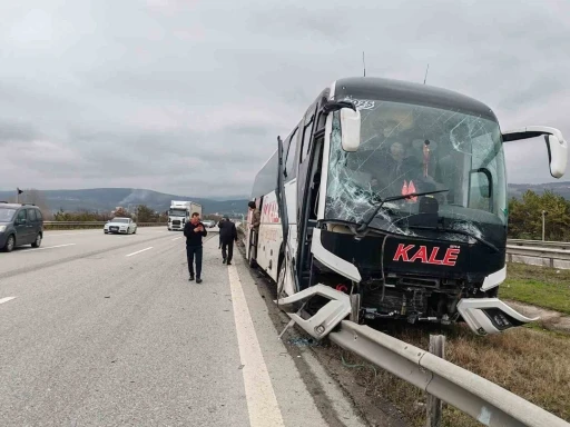Bolu&rsquo;da yolcu otob&uuml;s&uuml; ile &ccedil;arpışan tır ref&uuml;je savruldu
