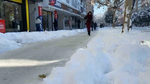 Bolu&rsquo;da yollar buz tuttu, vatandaşlar zor anlar yaşadı
