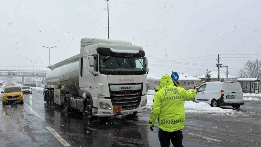 Bolu Dağı ağır tonajlı ara&ccedil;lara kapatıldı
