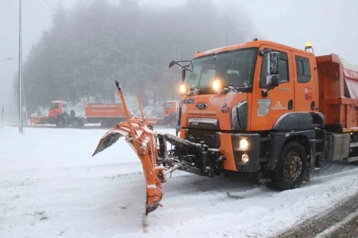 Bolu Dağı beyaza b&uuml;r&uuml;nd&uuml;: Kar kalınlığı 10 santimetreye ulaştı
