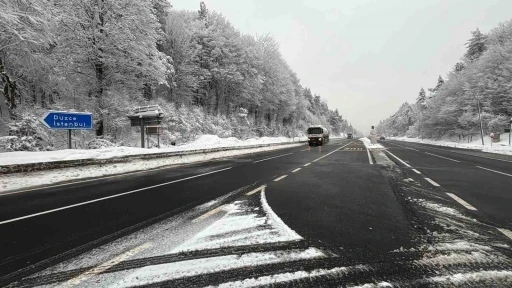 Bolu Dağı ge&ccedil;işinde kar yağışı etkili oluyor
