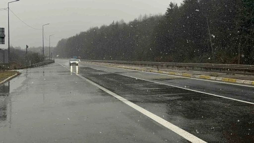 Bolu Dağı geçişinde kar yağışı etkili oluyor
