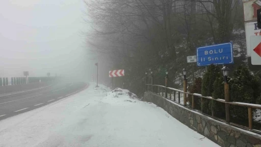 Bolu Dağı&rsquo;nda hafif kar yağışı ve sis etkili oluyor
