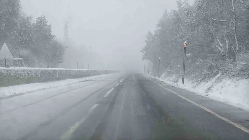 Bolu Dağı&rsquo;nda kar yağışı s&uuml;r&uuml;yor
