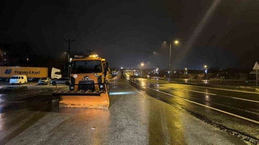 Bolu Dağı&rsquo;nda sis ve sağanak yağış etkili: Karayolları ekipleri teyakkuzda
