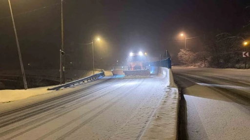 Bolu Dağı&rsquo;nda yoğun kar yağışı: Karla m&uuml;cadele s&uuml;r&uuml;yor
