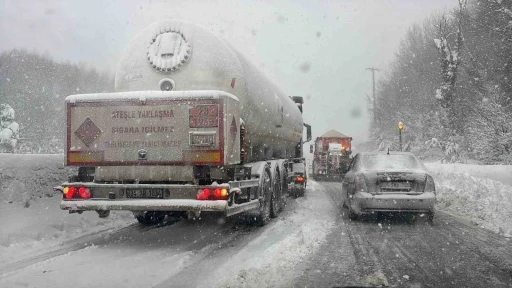 Bolu Dağı&rsquo;nda yoğun kar yağışında rampayı &ccedil;ıkamayan 2 tır yolu kapattı
