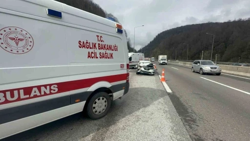 Bolu Dağı T&uuml;neli&rsquo;nde otomobille kamyonet &ccedil;arpıştı: 2&rsquo;si &ccedil;ocuk 4 yaralı
