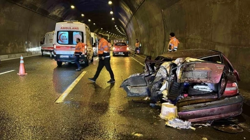 Bolu Dağı T&uuml;neli&rsquo;nde tırla &ccedil;arpışan otomobil hurdaya d&ouml;nd&uuml;: 5 yaralı
