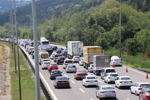 Bolu Dağı T&uuml;neli&rsquo;nden bayramda 1 milyon ara&ccedil; ge&ccedil;ti
