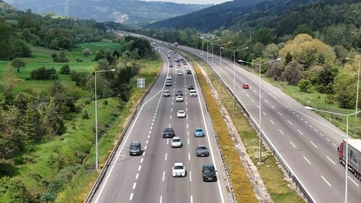 Bolu ge&ccedil;işinde bayram tatilinin ilk g&uuml;n&uuml; trafik yoğunluğu
