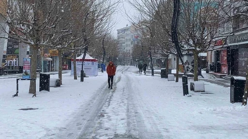 Bolu g&uuml;ne beyaz &ouml;rt&uuml;yle uyandı
