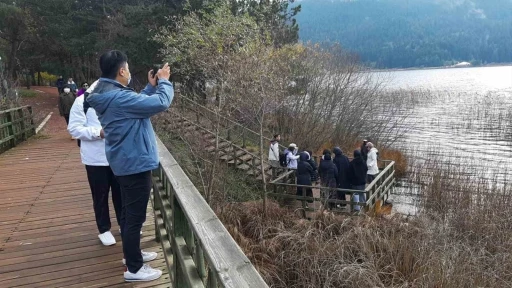 Bolu’nun doğa harikası Abant Gölü’ne ziyaretçi akını
