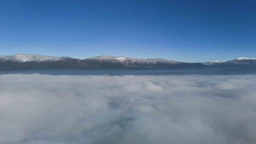 Bolu&rsquo;nun karlı dağlarında sis g&uuml;zel g&ouml;r&uuml;nt&uuml; oluşturdu
