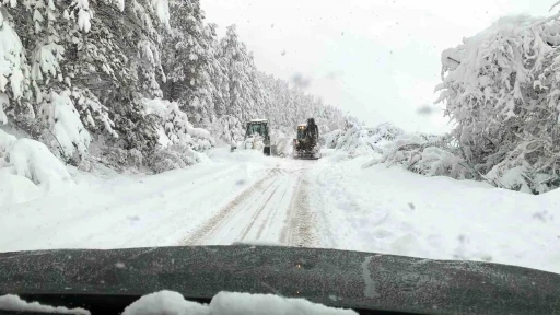 Bolu&rsquo;nun Mengen il&ccedil;esinde hummalı &ccedil;alışma: 18 k&ouml;y yolu ulaşıma kapalı
