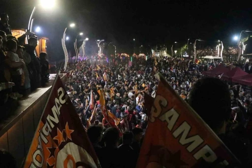 Bolulular meydanlarda Galatasaray&rsquo;ın şampiyonluğunu kutladı
