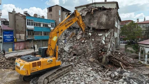 Bolvadin&rsquo;de kentsel d&ouml;n&uuml;ş&uuml;m &ccedil;er&ccedil;evesinde yıkım &ccedil;alışması başladı
