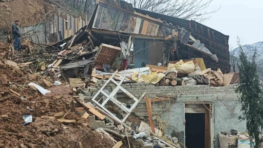 Bor&ccedil;ka&rsquo;da kar sonrası toprak kayması yaşandı
