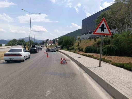 Bordür taşına çarpıp takla attı: 1 yaralı
