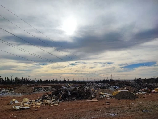 Boş arazi çöplüğe çevrildi: Atık yakılarak hem çevre hem hava kirleniyor
